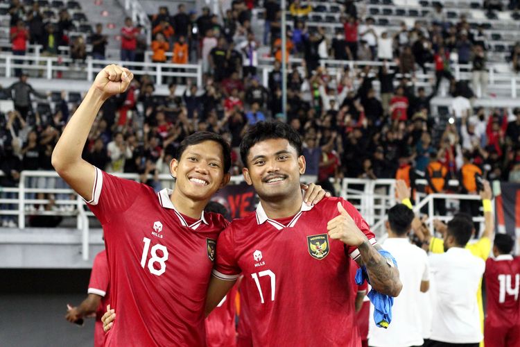Pemain Timnas Indonesia Saddil Ramdani dan Adam Alis foto bersama seusai pertandingan FIFA Matchday melawan Turkmenistan yang berakhir dengan skor 2-0 di Stadion Gelora Bung Tomo Surabaya, Jumat (8/9/2023) malam.