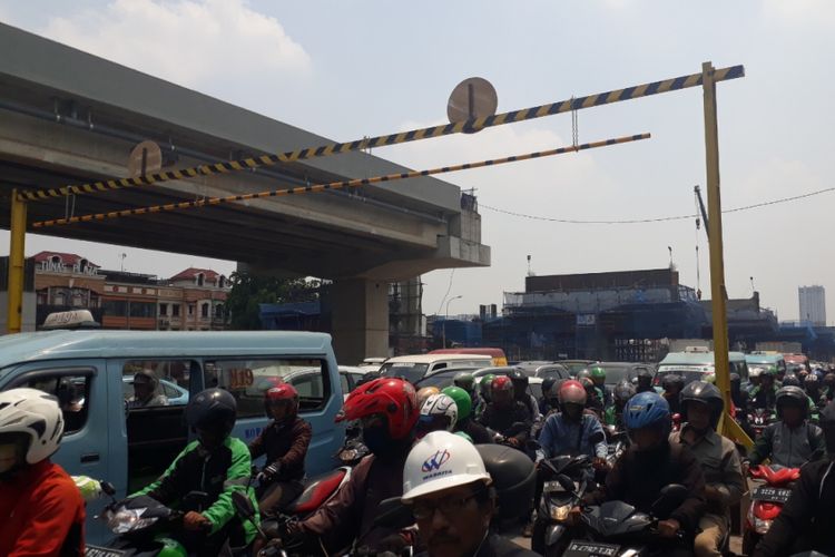 Ada rekayasa lalu lintas, palang dipasang Dishub Kota Bekasi agar truk over dimensi tidak bisa melintas di Jalan Raya Kalimalang, Kota Bekasi, Jumat (12/10/2018).