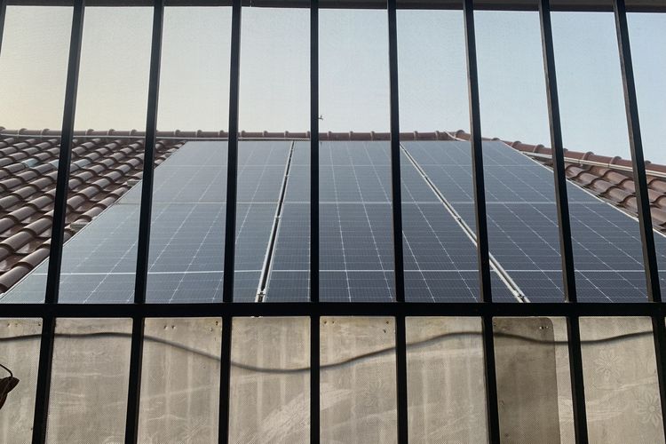 Panel Surya Ketua RT Duren Sawit Mengalir ke Rumah Warga, Hemat Listrik Rp 2,1 Juta