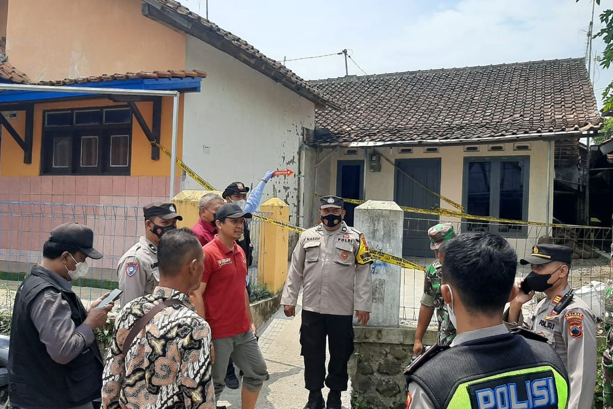 Polisi mendatangi TKP usai mendapat laporan pembunuhan wanita muda asal desa Tanahbaya, Randudongkal, Pemalang