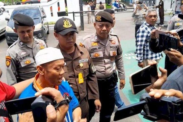 Yosep Hidayah, tersangka kasus pembunuhan ibu dan anak di Subang tiba di Kajari Subang, Jabar, Selasa (6/2/2024) 

