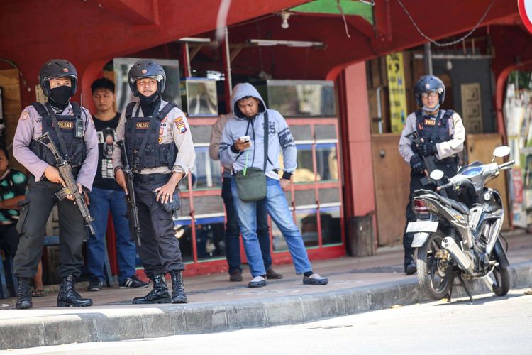 Anggota kepolisian berjaga disekitar wilayah Mapolrestabes Surabaya, Jawa Timur, Senin (14/5/2018). sekitar pukul 08.50 WIB, menyebabkan 4 anggota polisi dan 6 warga terluka.