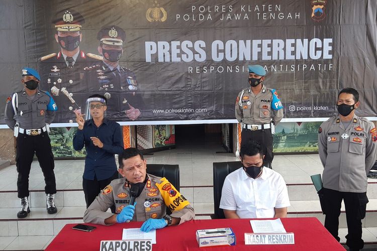 Kapolres Klaten AKBP Edy Suranta Sitepu didampingi Kasatreskrim AKP Andriansyah Rithas Hasibuan dalam konferensi pers di Mapolres Klaten, Senin (10/5/2021).