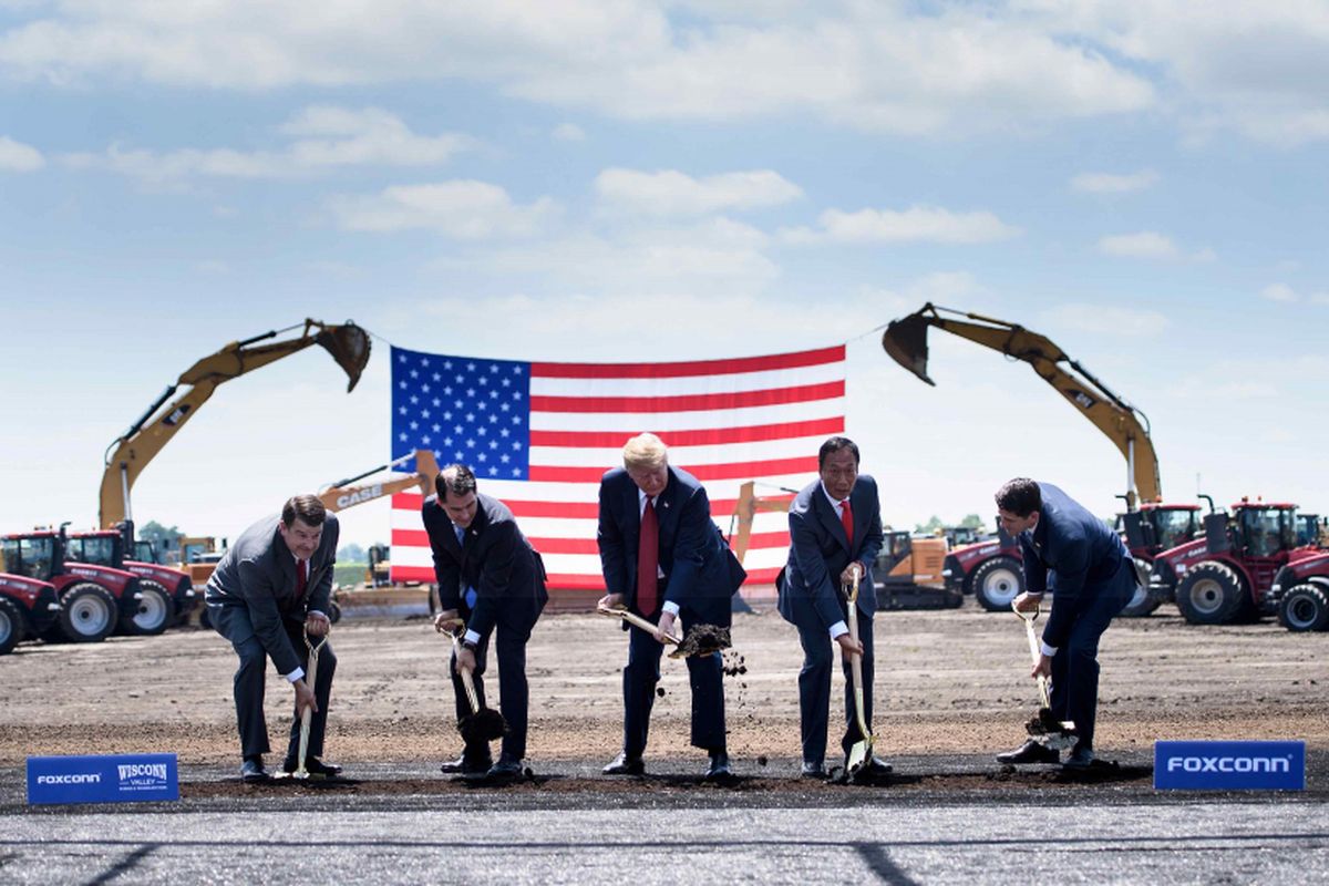 Presiden AS Donald Trump (tengah) dan Chairman , Foxconn  Terry G (kedua dari kanan) melakukan peletakkan batu pertama pabrik Foxconn di Wisconsin Valley Science and Technology Park, Jumat (28/6/2018).