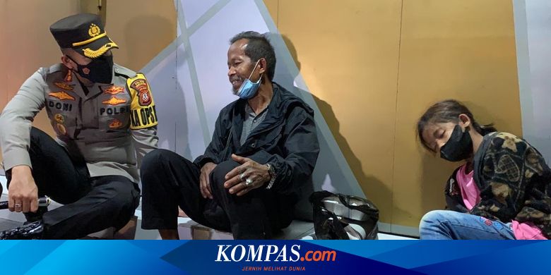 Kisah Ayah dan Anak Tertidur di Trotoar Saat Jual Kerupuk hingga Undang Empati Polisi - Vimarsana News