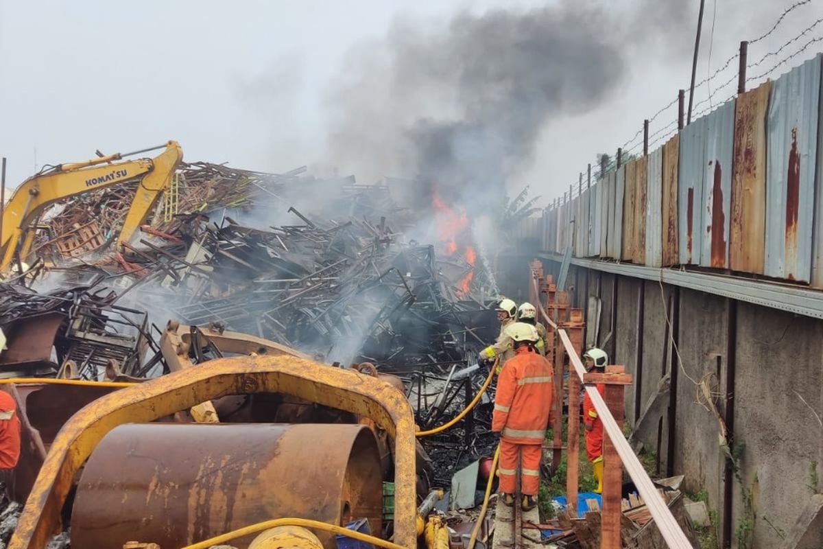 Kebakaran terjadi di sebuah gudang rongsok di Jalan Peternakan 2 Nomor 16, Kapuk, Cengkareng, Jakarta Barat, Senin (11/10/2021). 