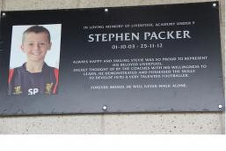 Foto Stephen Packer yang terpampang di tribun lapangan utama Akademi Sepak Bola Liverpool.