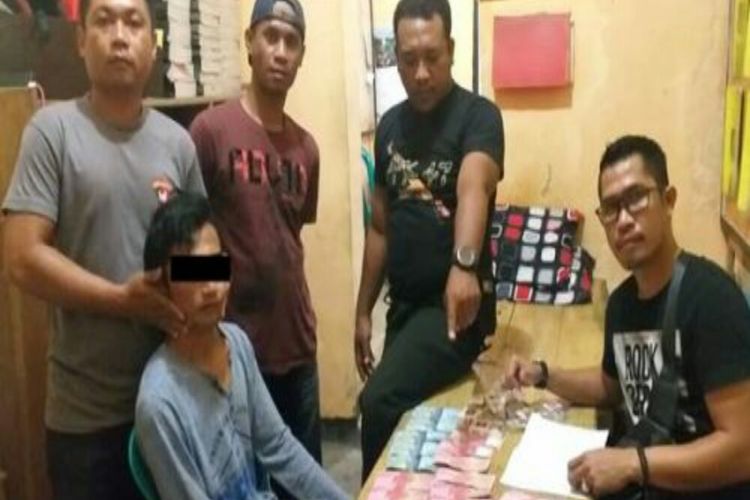 SW (23) diamankan polisi beserta barang bukti sejumlah uang palsu pada Selasa (22/1/2019).  SW kedapatan berbelanja dengan uang palsu di sebuah warung di Kecamatan Wawo, Kabupaten Bima, Nusa Tenggara Barat (NTB).  