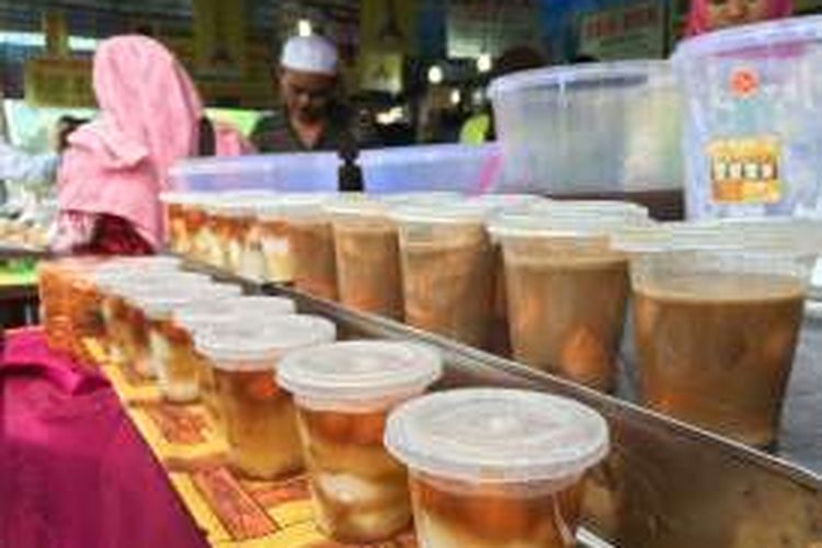 Aneka kolak, es buah, dan es blewah dijual mulai harga Rp 10.000-15.000 per porsi.
