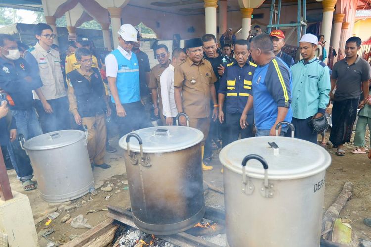 Rombongan Menteri ESDM meninjau langsung dapur umum di Posko Penanganan Bencana Desa Blang Panjo, Kabupaten Bireuen, Aceh, Selasa (2/12/2025).
