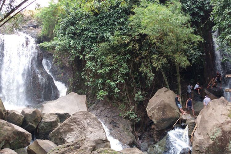 Obyek wisata Air Terjun Curug Gending Asmoro di Dusun Tompo Gunung, Desa Kalongan, Kecamatan Ungaran Timur, Kabupaten Semarang, Jawa Tengah, Sabtu (17/2/2018).