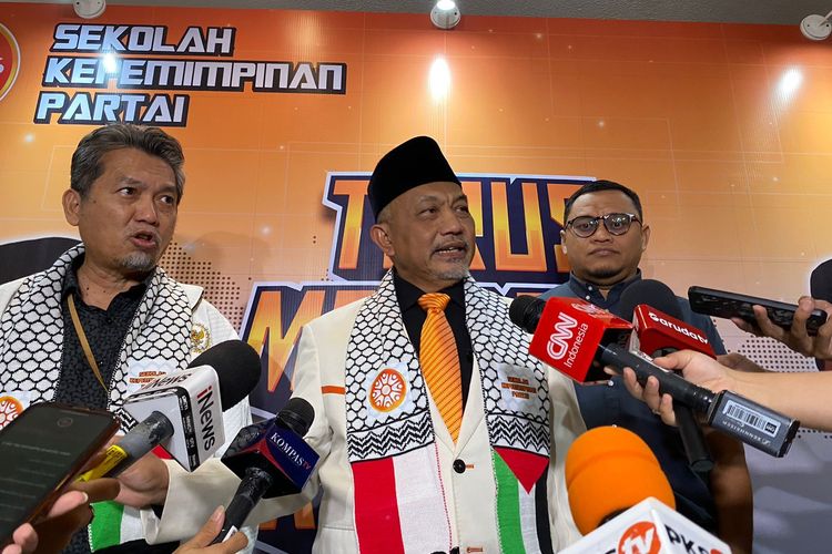 Presiden Partai Keadilan Sejahtera (PKS) Ahmad Syaikhu usai mengumumkan duet Anies Baswedan-Sohibul Iman untuk Pilkada Jakarta, di Grand Sahid Jaya, Jakarta Pusat, Selasa (25/6/2024). 