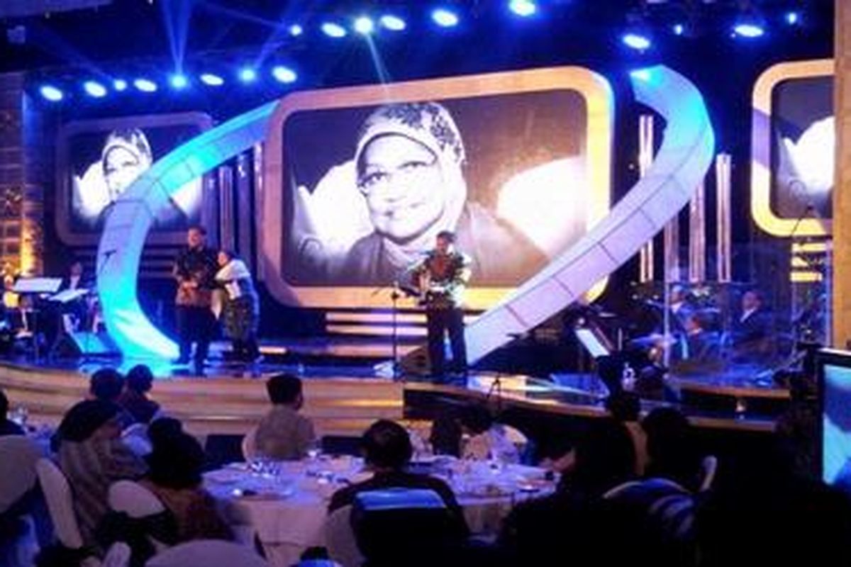 Iwan Fals (kanan) bersama Chairul Tanjung, serta ibunya, Halimah, Sabtu (30/6/2012) malam di Bandung, Jawa Barat.   