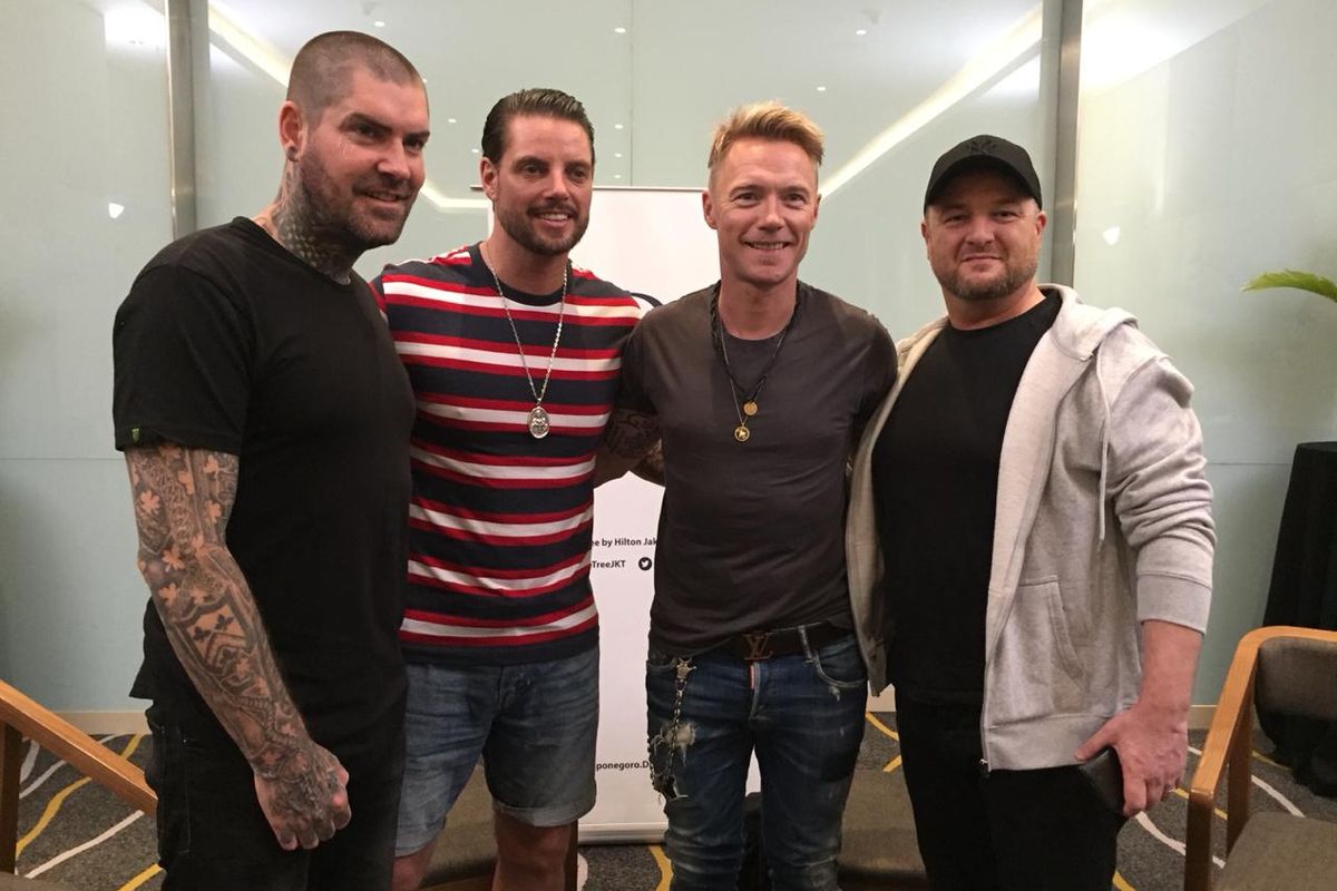 (dari kiri) Para personel Boyzone Shane Lynch, Keith Duffy, Ronan Keating, dan Mikey Graham dalam wawancara eksklusif dengan Kompas.com di Hotel DoubleTree by Hilton, kawasan Cikini, Jakarta Pusat, Sabtu (23/3/2019).