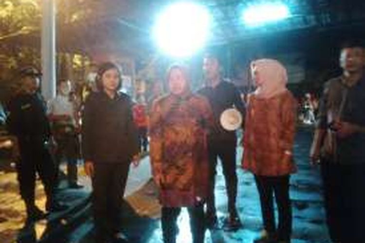 Risma di lokasi kebakaran Pasar Atom Surabaya, Senin (11/4/2016) malam