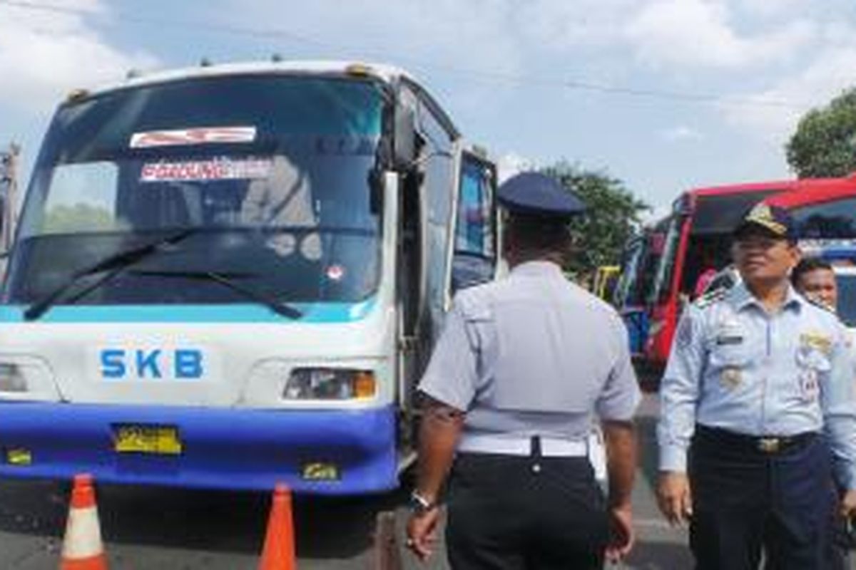 Sebuah bus dari PO SKB terpaksa dikandangkan karena tidak laik jalan. Petugas Pengujian Kendaraan Bermotor (PKB) DKI Jakarta melakukan pengujian terhadap bus yang melayani angkutan mudik. Senin (13/7/2015).