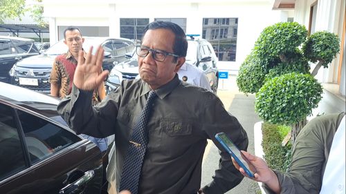 Mahfud Geleng-geleng Ditanya soal Baliho Gambar Dirinya dan Ganjar Diturunkan, Sebut Tidak Penting