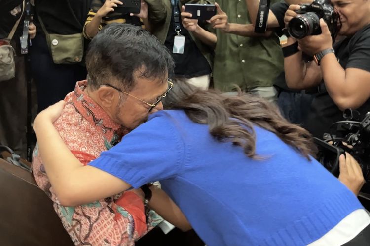 Cucu mantan Menteri Pertanian (Mentan) Syahrul Yasin Limpo (SYL) Andi Tenri Bilang Radisyah Melati memeluk kakeknya saat tiba di Pengadilan Tipikor Jakarta, Rabu (29/5/2024).