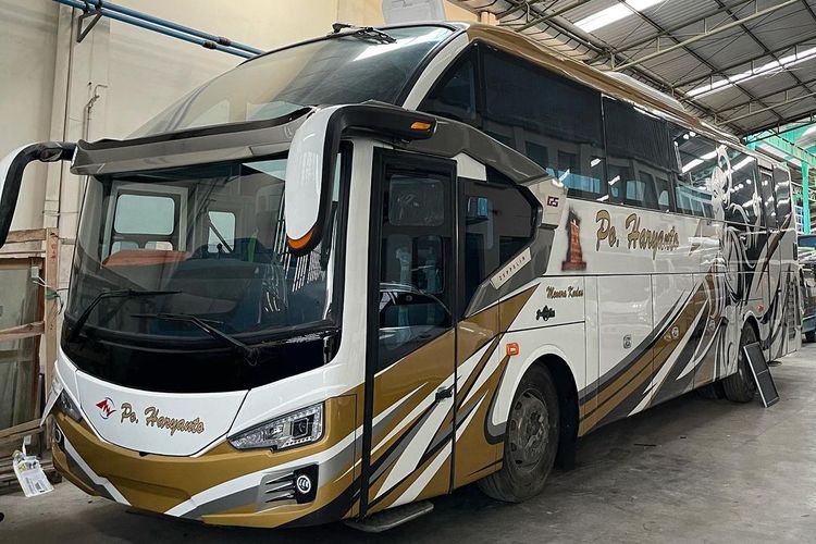 Bus baru PO Haryanto rakitan Karoseri Gunung Mas