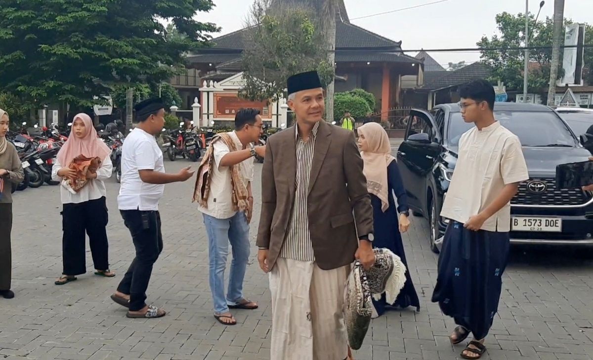 Sudah Jadi Warga Sleman, Ganjar Pranowo dan Keluarga Shalat Idul Fitri di Lapangan Wedomartani