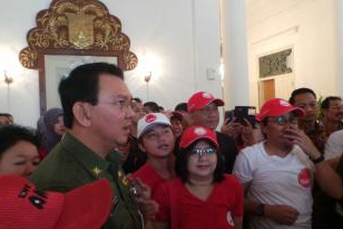 Gubernur DKI Jakarta Basuki Tjahaja Purnama dapat kejutan ulang tahun ke-49 dari relawannya yang mengatasnamakan Dukung Ahok Gubernur (DAG), di Balai Kota, Senin (29/6/2015). 