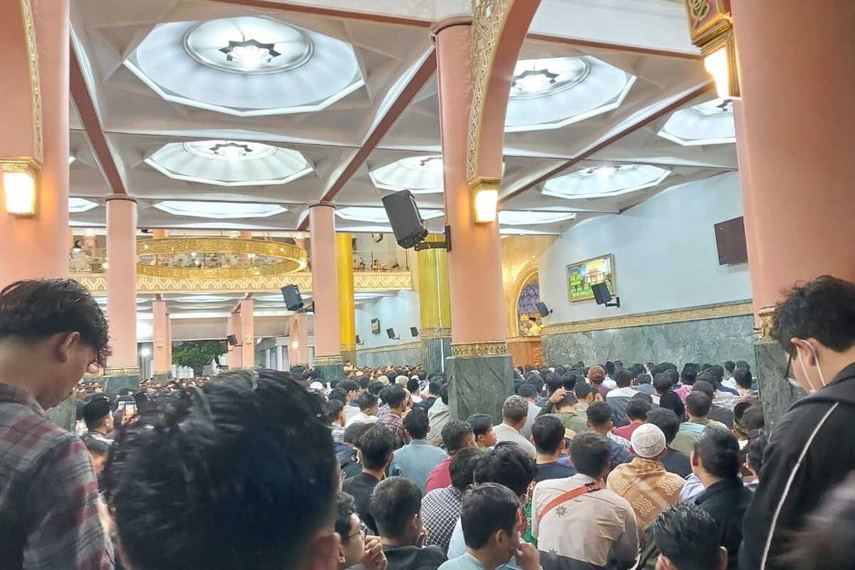 Para jamaah memadati Masjid Kampus UGM untuk mendengarkan ceramah dari Anies Baswedan.