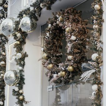 Ilustrasi dekorasi Natal di jendela