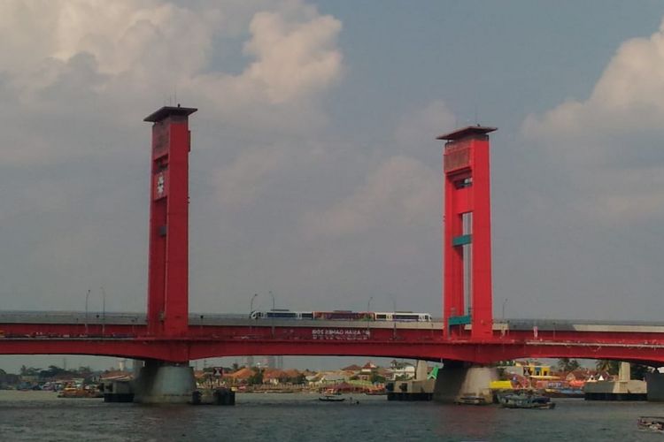 Suasana jembatan ampera ketika dilintasi LRT Palembang.