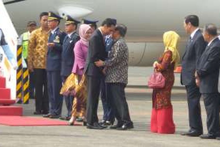 Presiden Joko Widodo usai kunjungan kerja ke Amerika Serikat di kompleks Halim Perdanakusuma, Jakarta Timur, Sabtu (19/2/2015).