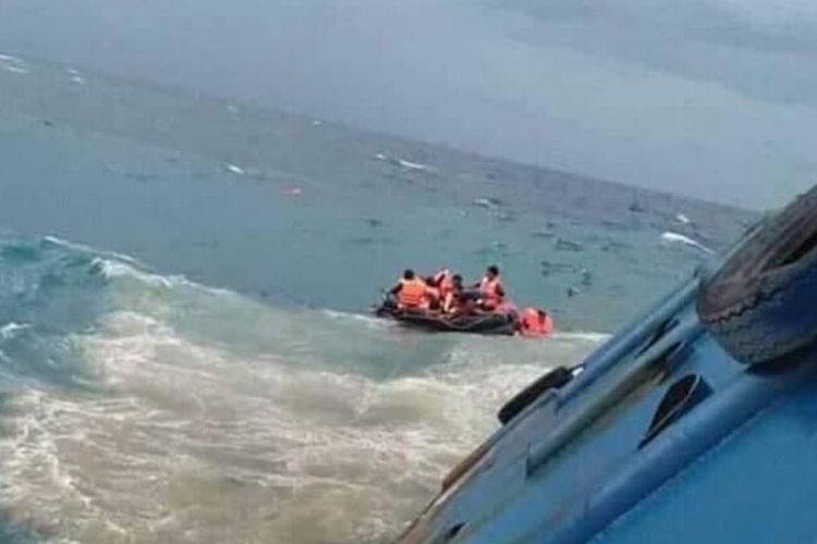 Kapal feri Lestari Maju yang melayani penyeberangan ke Pelabuhan Bira, Kabupaten Bulukumba ke Pelabuhan Pamatata, Kabupaten Selayar, Sulawesi Selatan, dikabarkan tenggelam, Selasa (3/7/2018) siang.