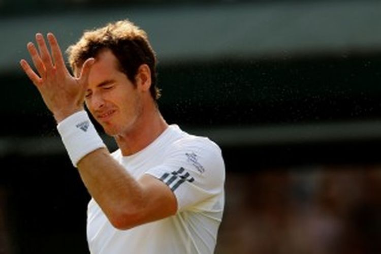 Petenis Skotlandia, Andy Murray, memukul kepalanya setelah kehilangan poin ketika melawan Lu Yen-Hsun dari Taiwan, pada babak kedua turnamen grand slam Wimbledon, Rabu (26/6/2013). Murray menang 6-3 6-3 7-5.
