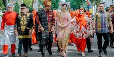Ikuti Pawai Medan Colorful Carnival, Bobby dan Kahiyang Tampil Kenakan Pakaian Adat Simalungun