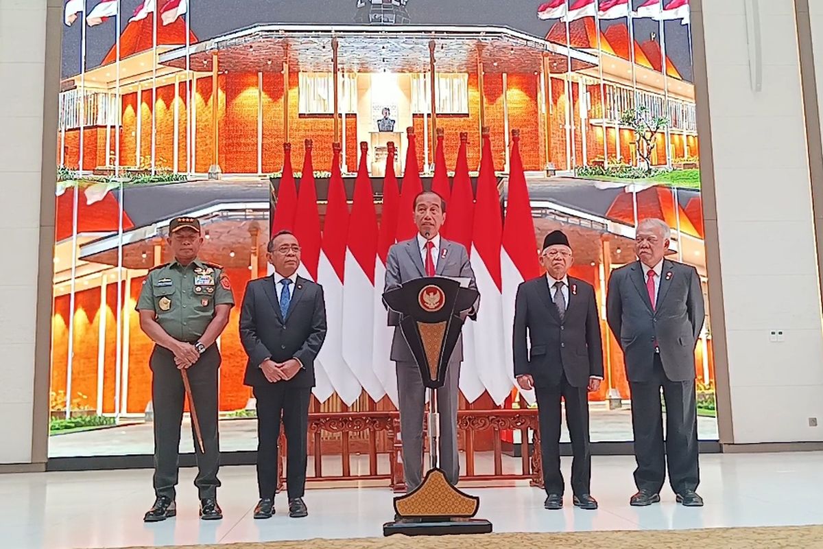 Presiden Joko Widodo didampingi Wakil Presiden Ma'ruf Amin saat memberikan keterangan pers di Lanud Halim Perdanakusuma, Jakarta, Senin (4/2/2024). 