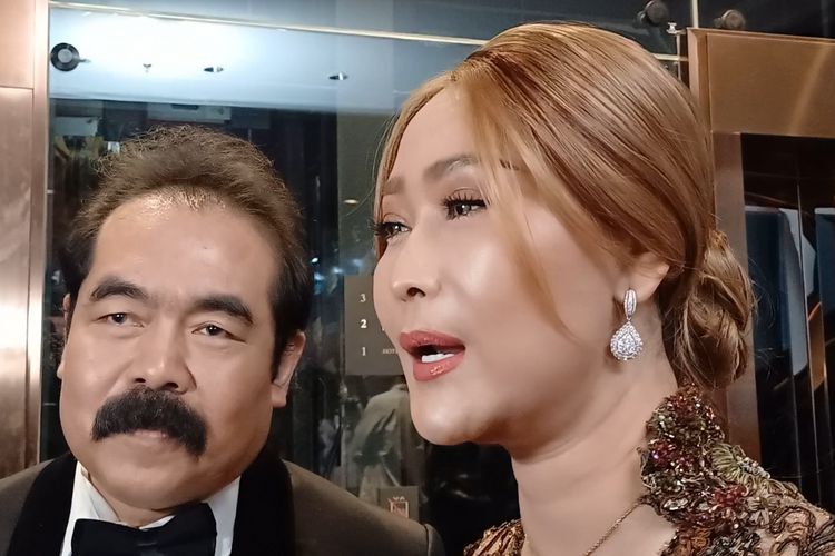 Inul Daratista dan Adam Suseno di Park Hyatt Menteng, Jakarta Pusat, Jumat (31/5/2024). Pedangdut Inul Daratista mengungkap dirinya sempat pingsan di toilet setelah berhari-hari mengalami gangguan pencernaan.