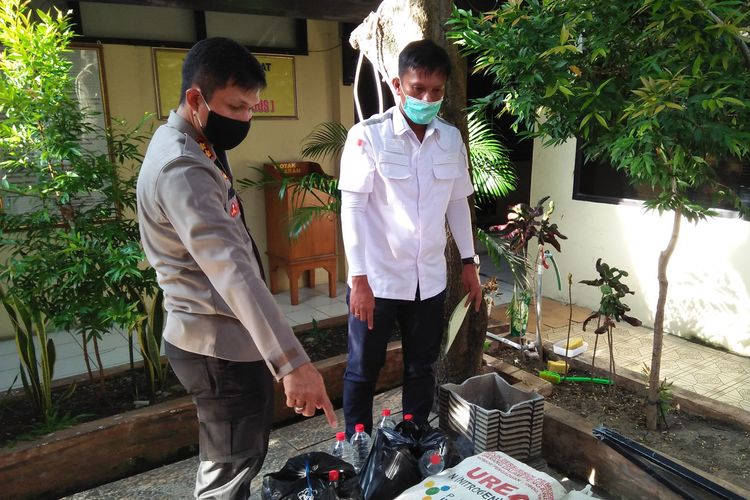 Kapolres Lamongan AKBP Harun (kiri) bersama Kasatreskrim Polres Lamongan AKP David Manurung, saat memeriksa barang bukti miras jenis arak yang diamankan.