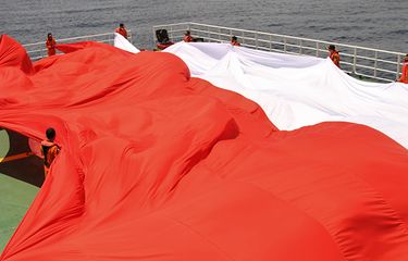 Sejumlah personel Basarnas Kendari membentangkan bendera merah putih raksasa di atas KN SAR Pacitan di sekitar Pulau Hari, Kabupaten Konawe, Sulawesi Tenggara, Sabtu (8/8/2020). Aksi pembentangan bendera merah putih berukuran 25x17 meter itu untuk menyambut hari ulang tahun (HUT) Ke-75 RI.