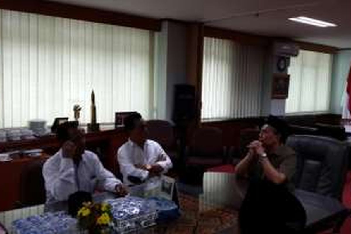 Bakal calon gubernur DKI Jakarta, Yusril Ihza Mahendra (tengah) dan Rektor UNJ Prof Djaali di ruang rektor, Jakarta Timur, Jumat (18/3/2016).