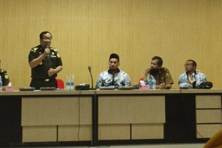 Pihak Kejati Riau bersama Dinas Pendidikan dan Kebudayaan Inhu dan LKBH PGRI Riau saat melakukan pertemuan dengan 63 kepala sekolah SMP negeri se Kabupaten Indragiri Hulu, terkait kasus pemerasan yang dilakukan oknum Kejari Inhu beberapa waktu lalu.