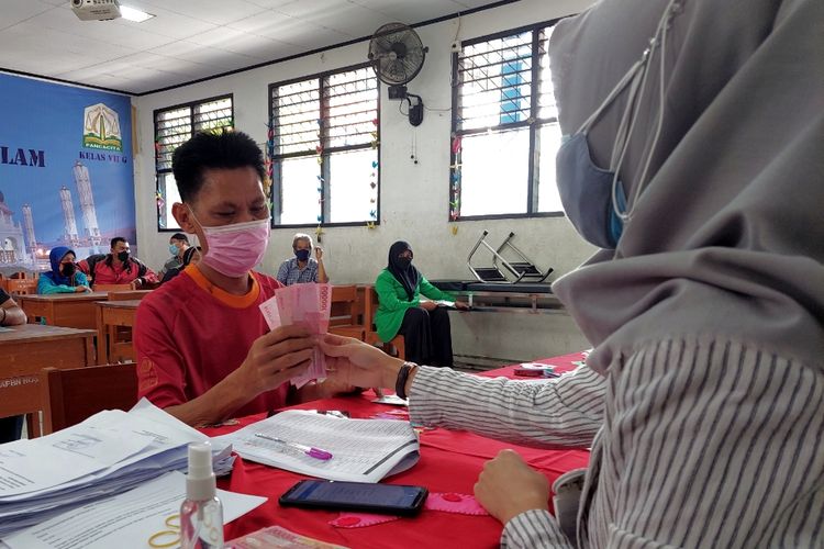 Dapat Rp 300.000 dari Pemkot Tangerang, Warga Bersyukur Akhirnya Terima Bansos