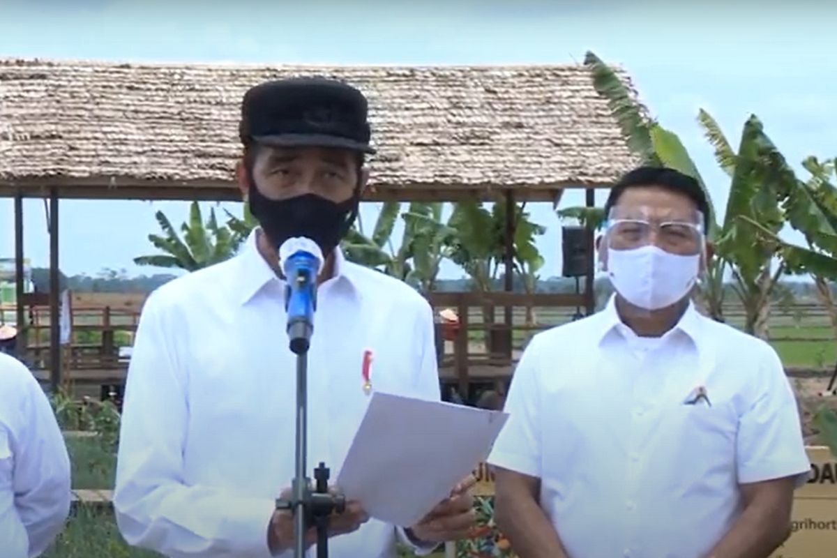 Presiden Joko Widodo didampingi Plt Gubernur Kalteng Habib Ismail (kiri) dan Kepala Kantor Staf Presiden Moeldoko (kanan) saat menyampaikan siaran pers seusai kick off program food estate di Desa Belanti Siam, Kecamatan Pandih Batu, Pulang Pisau, Kalteng, Kamis (8/10/2020).   