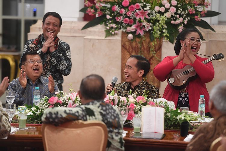 Presiden Joko Widodo (kedua kanan) bersama Wakil Presiden Jusuf Kalla (kiri) tertawa dalam acara silaturahmi kabinet kerja di Istana Negara, Jakarta, Jumat (18/10/2019). Silaturahmi itu juga merupakan ajang perpisahan presiden, wakil presiden serta para menteri kabinet kerja yang telah bekerja sama selama lima tahun pemerintahan Joko Widodo-Jusuf Kalla.