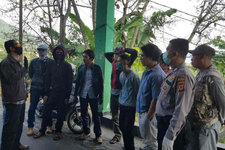 Personel Polsek Jatinangor, Kabupaten Sumedang, Jawa Barat meminta para preman di kawasan industri Kahatex untuk membubarkan diri secara persuasif, Minggu (17/5/2020). Dok. Polsek Jatinangor/KOMPAS.com