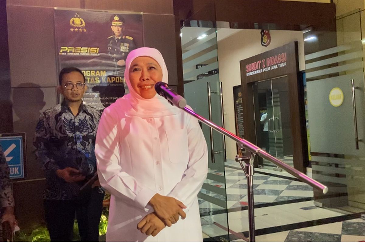 Gubernur Jatim Khofifah Indar Parawansa usai menjalani pemeriksaan saksi oleh KPK di Polda Jatim, Kamis (10/7/2025)