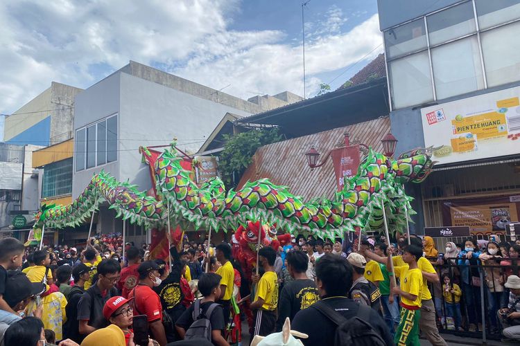 Penampilan salah satu naga 50 meter di Bogor Street Festival Cap Go Meh 2023 pada Minggu (5/2/2023). 