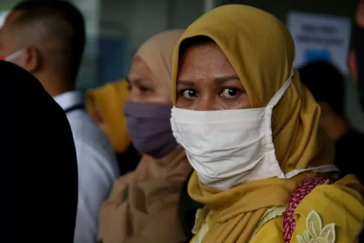 Seorang calon pekerja migran yang diselamatkan oleh BP2MI, Jakarta, 16 Maret 2021. BP2MI menemukan 11 calon pekerja migran yang sengaja dikunci dari luar unit apartemen oleh seorang anggota sindikat yang hendak berangkat ke Timur Tengah.