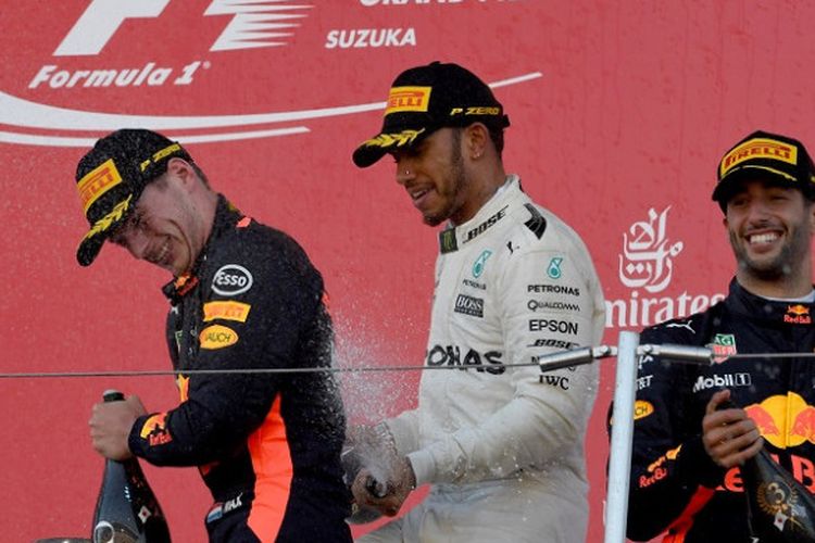 Pebalap Mercedes, Lewis Hamilton (tengah), merayakan kemenangan GP Jepang bersama dua pebalap Red Bull Racing, Max Verstappen (kiri) dan Daniel Ricciardo, di Sirkuit Suzuka, Minggu (8/10/2017).
