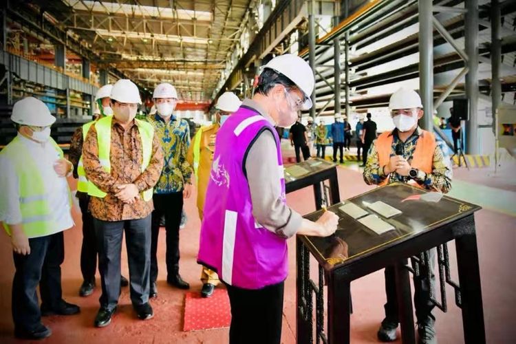 Peresmian pabrik PT Obsidian Stainless Steel (PT OSS) oleh Presiden Joko Widodo di Konawe, Sulawesi Tenggara.