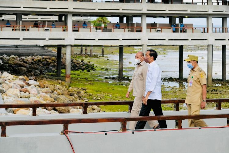 Presiden Joko Widodo saat meresmikan penataan kawasan Kota Kupang di Pantai Kelapa Lima, Kupang, NTT pada Kamis (24/3/2022). 