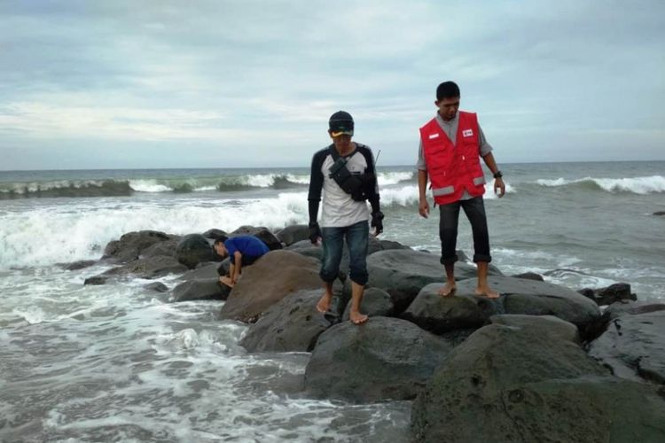 Petugas medis dan relawan di obyek wisata Pantai Ujong Blang, Kecamatan Banda Sakti, Kota Lhokseumawe