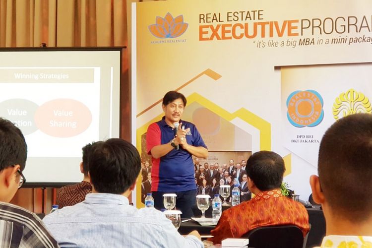 Presiden Direktur Eureka Group, Dr Lukman Purnomosidi, di hadapan mahasiswa ?Real Estate Executive Program? yang digelar DPD REI DKI Jakarta bekerja sama dengan Fakultas Teknik Universitas Indonesia (FTUI), Minggu (13/5/2018). 